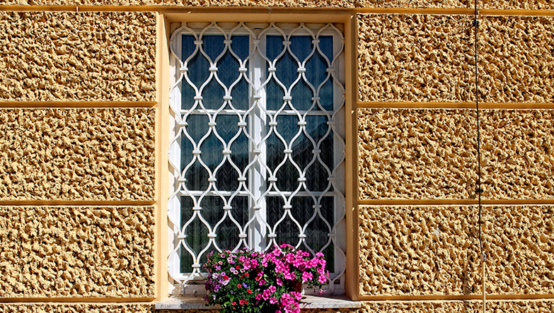 ventana con rejas metalicas